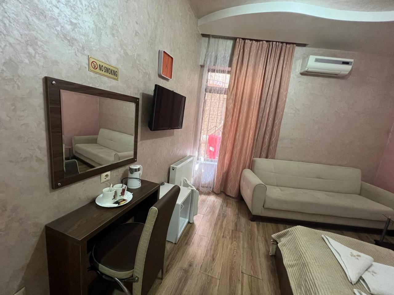 Hotel Old Star 巴统 外观 照片